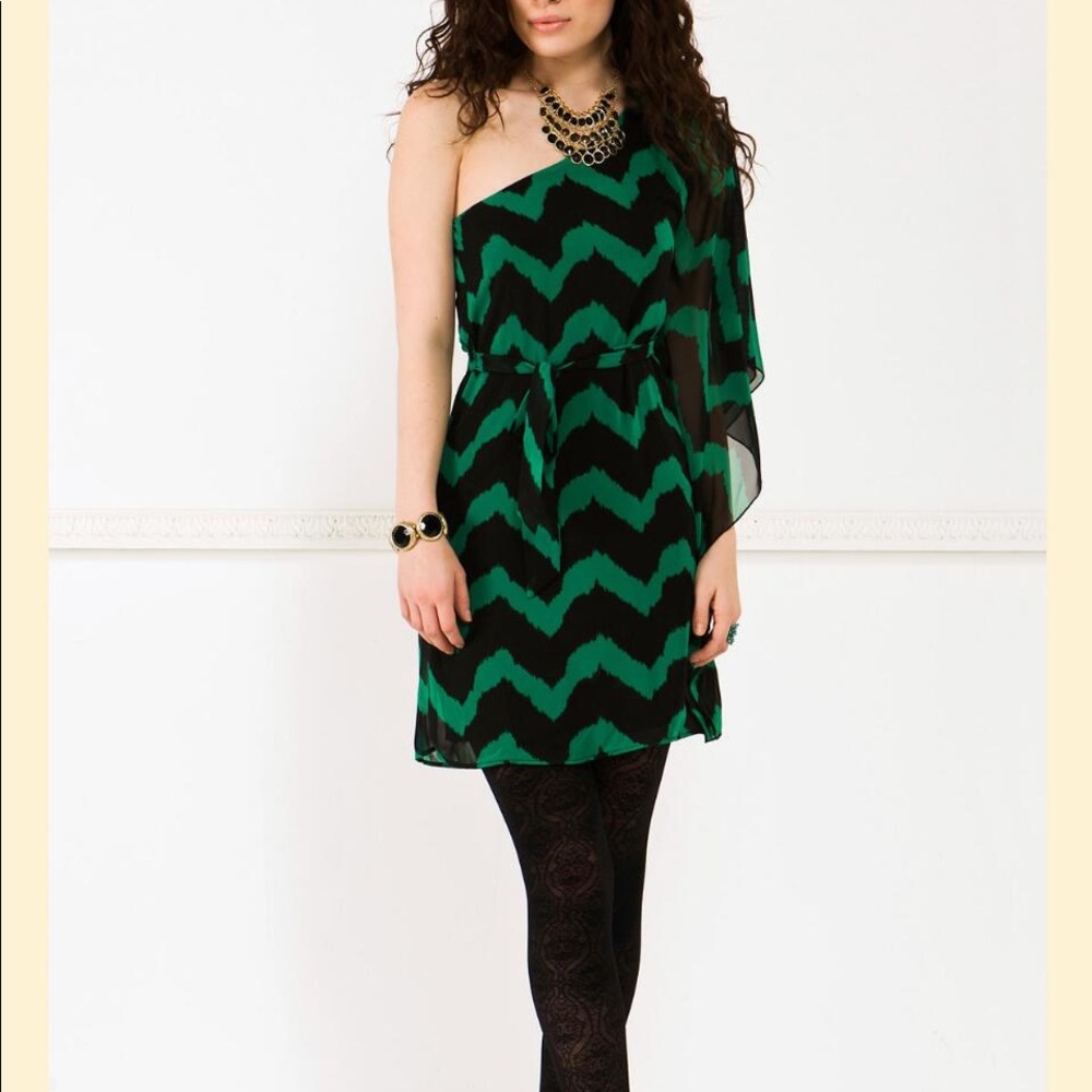 Francesca’s Black & Green Zig Zag One Sleeve Dress